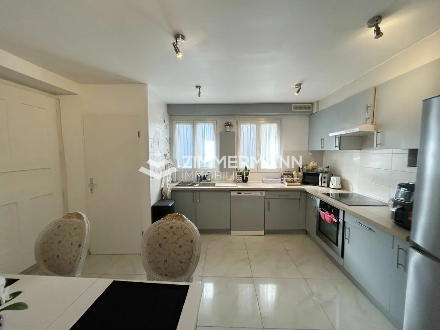 Spacious house with veranda, garden and outbuilding - just minutes from Geneva - Photo 3 of 9