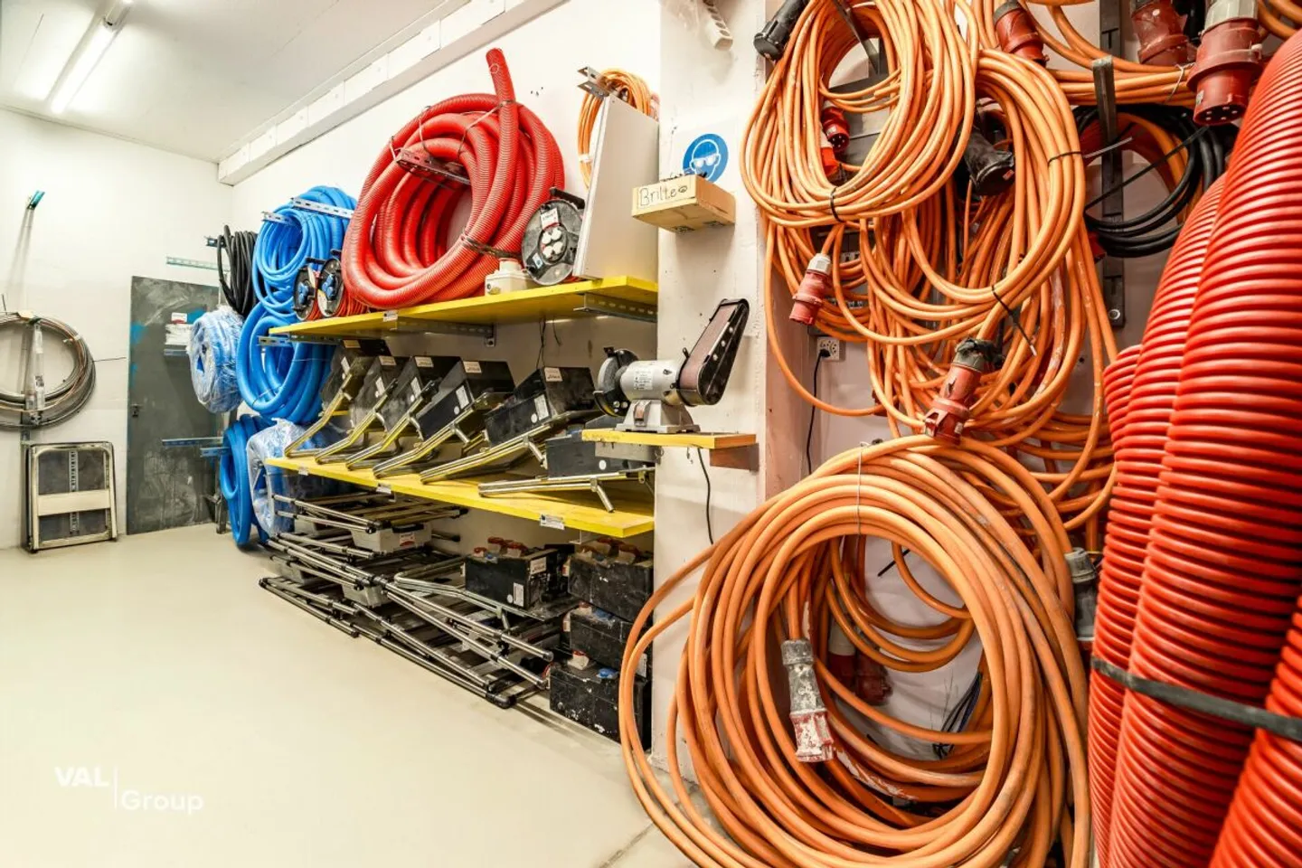 Versatile commercial premises with storage and office - ideal for SMEs or service providers - Photo 13 of 13