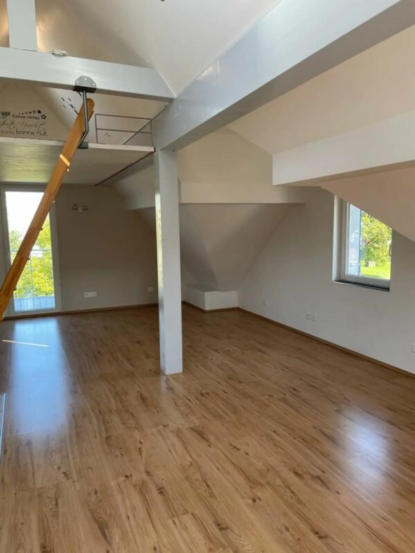 Modern 1.5-room attic apartment with gallery & balcony - Photo 6 of 11