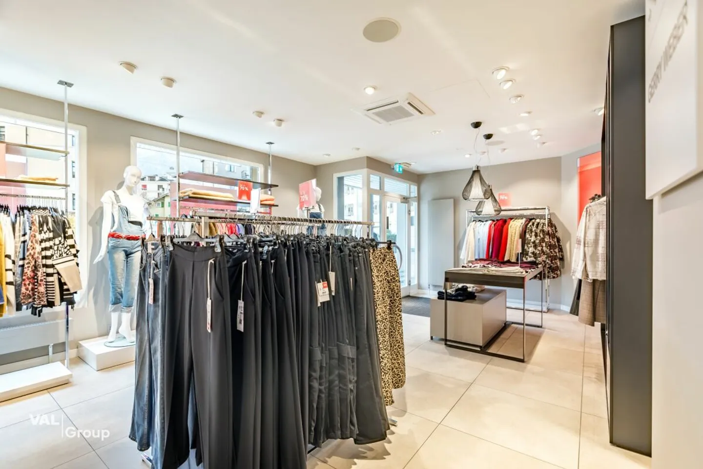 Spazio commerciale unico direttamente nella vivace piazza di Brig - Foto 3 di 13