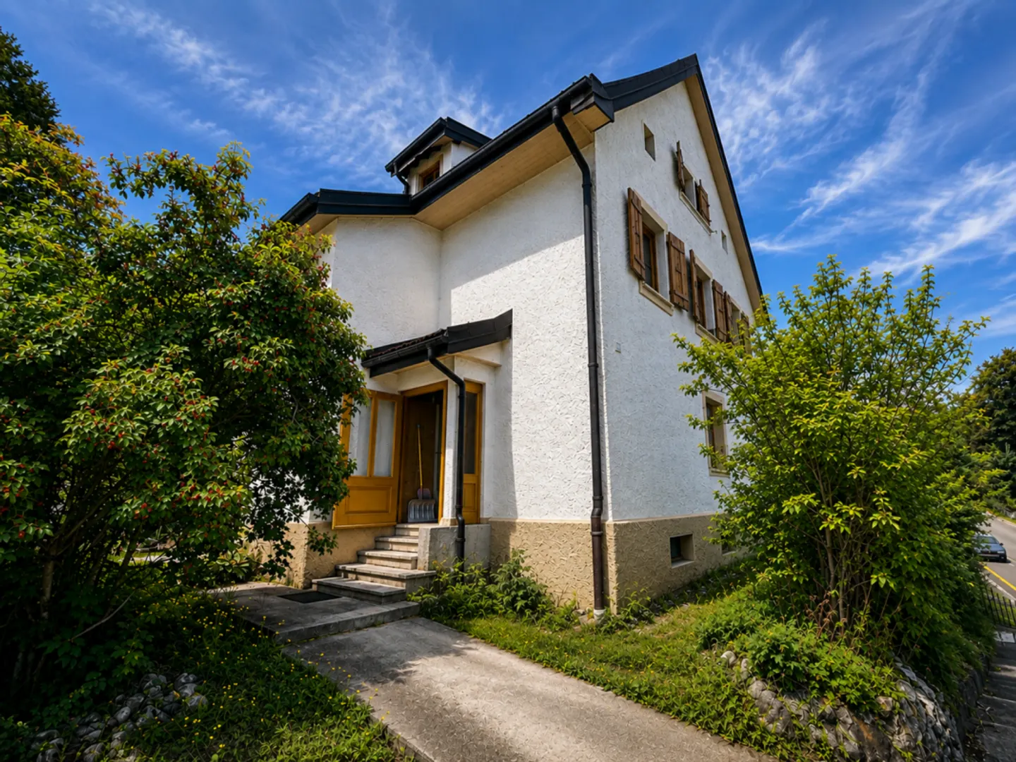 Familienhaus mit 3 Wohnungen zu renovieren - Foto 1 von 13