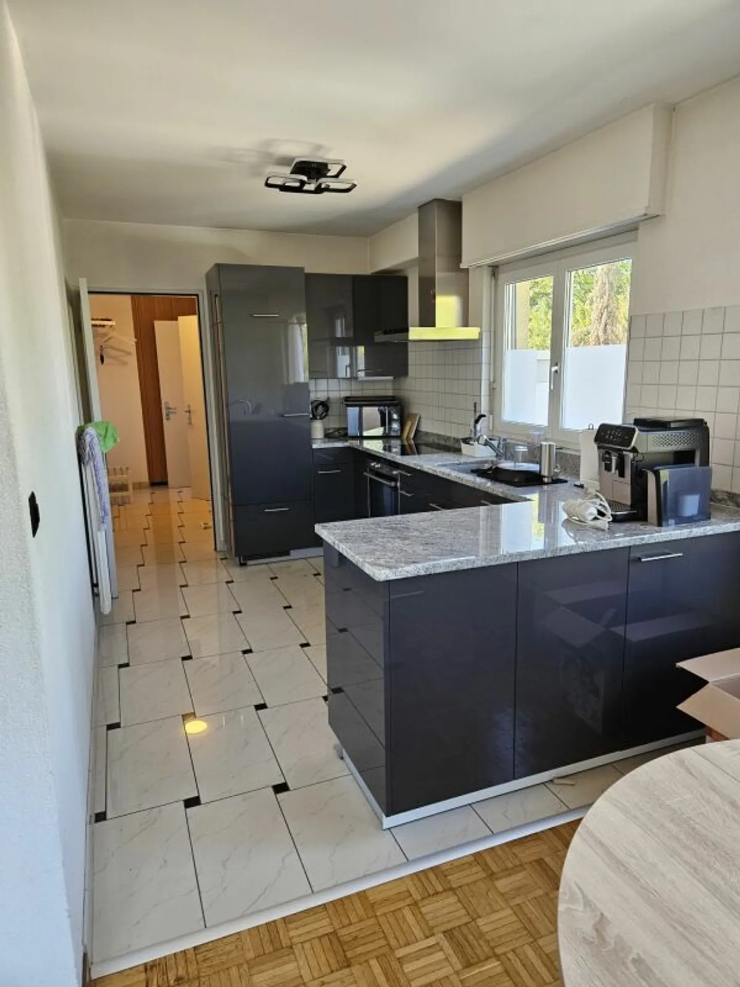 Charming Apartment with Balcony - Photo 4 of 13
