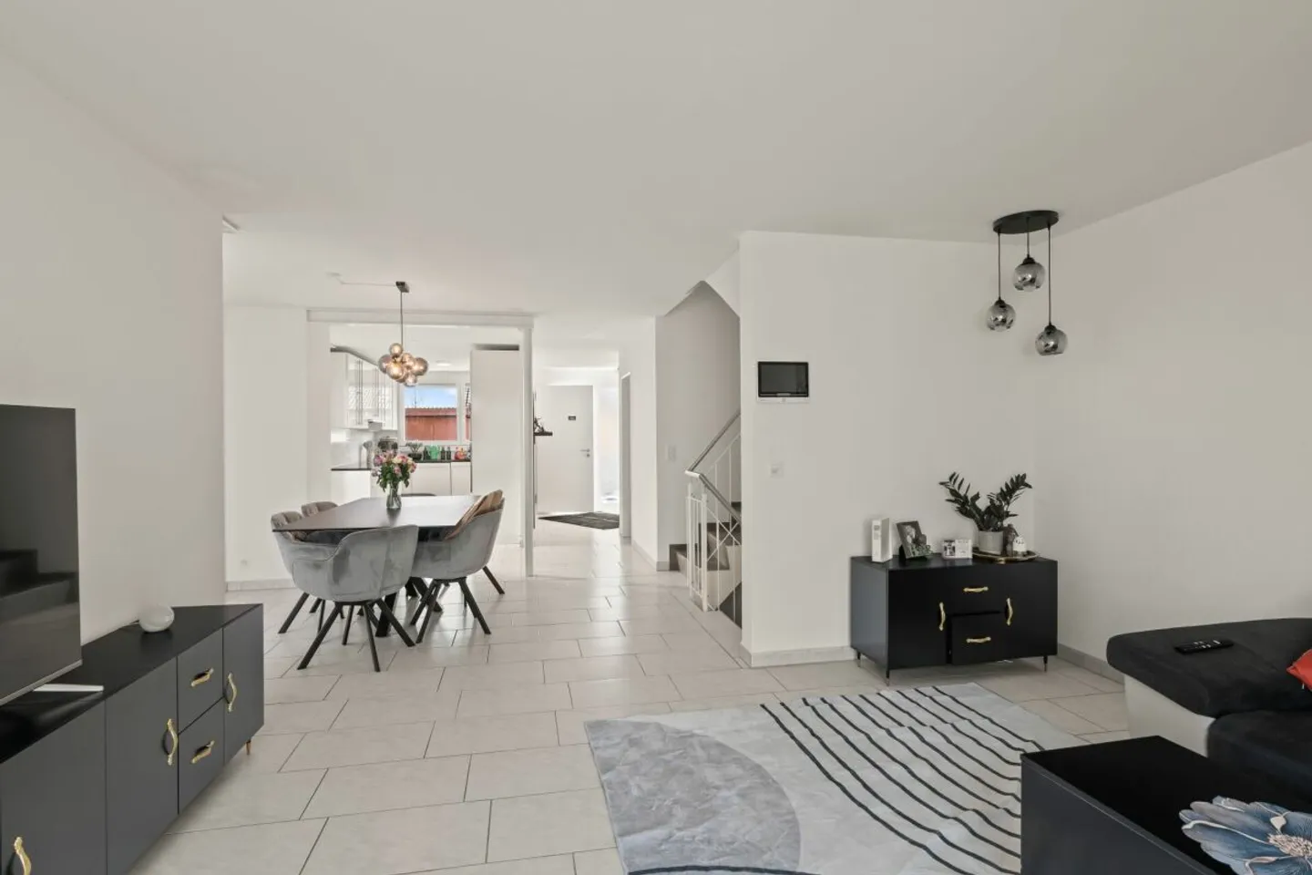 Semi-Detached House in an Ideal Location with Afternoon/Evening Sun - Photo 10 of 13