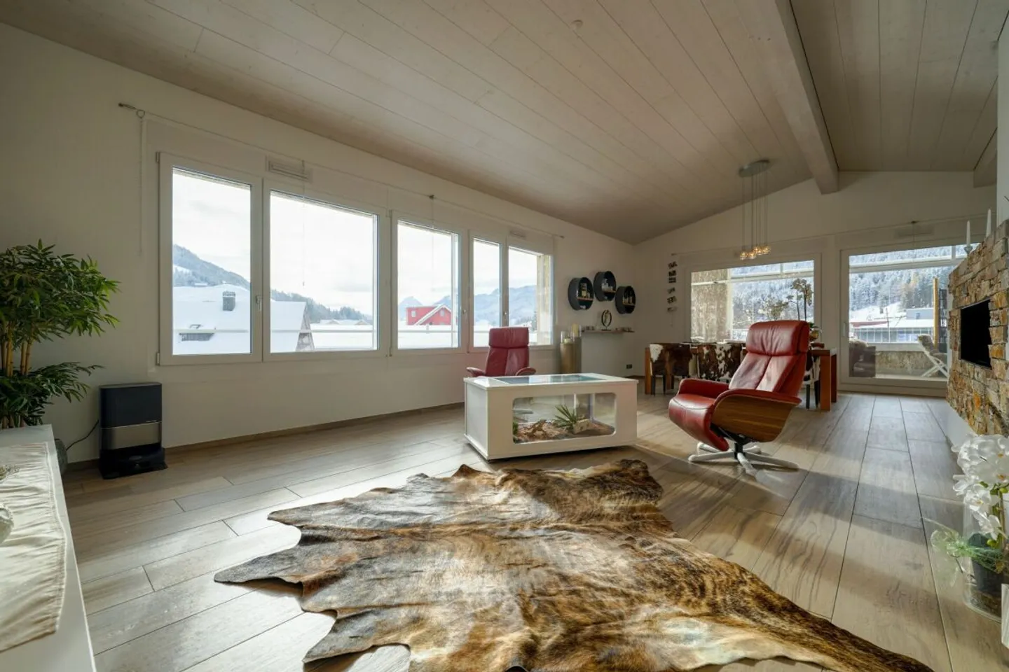 Un luxe pur! Élégante oasis de 4,5 pièces avec une hauteur sous plafond de 6 m, salle de bain spa attenante et loggia vitrée - Photo 2 sur 13
