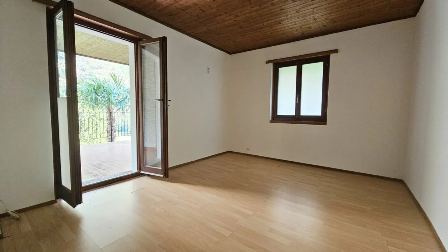 INTERESTING SINGLE-FAMILY HOUSE IN GRONO-LEGGIA - Photo 10 of 13
