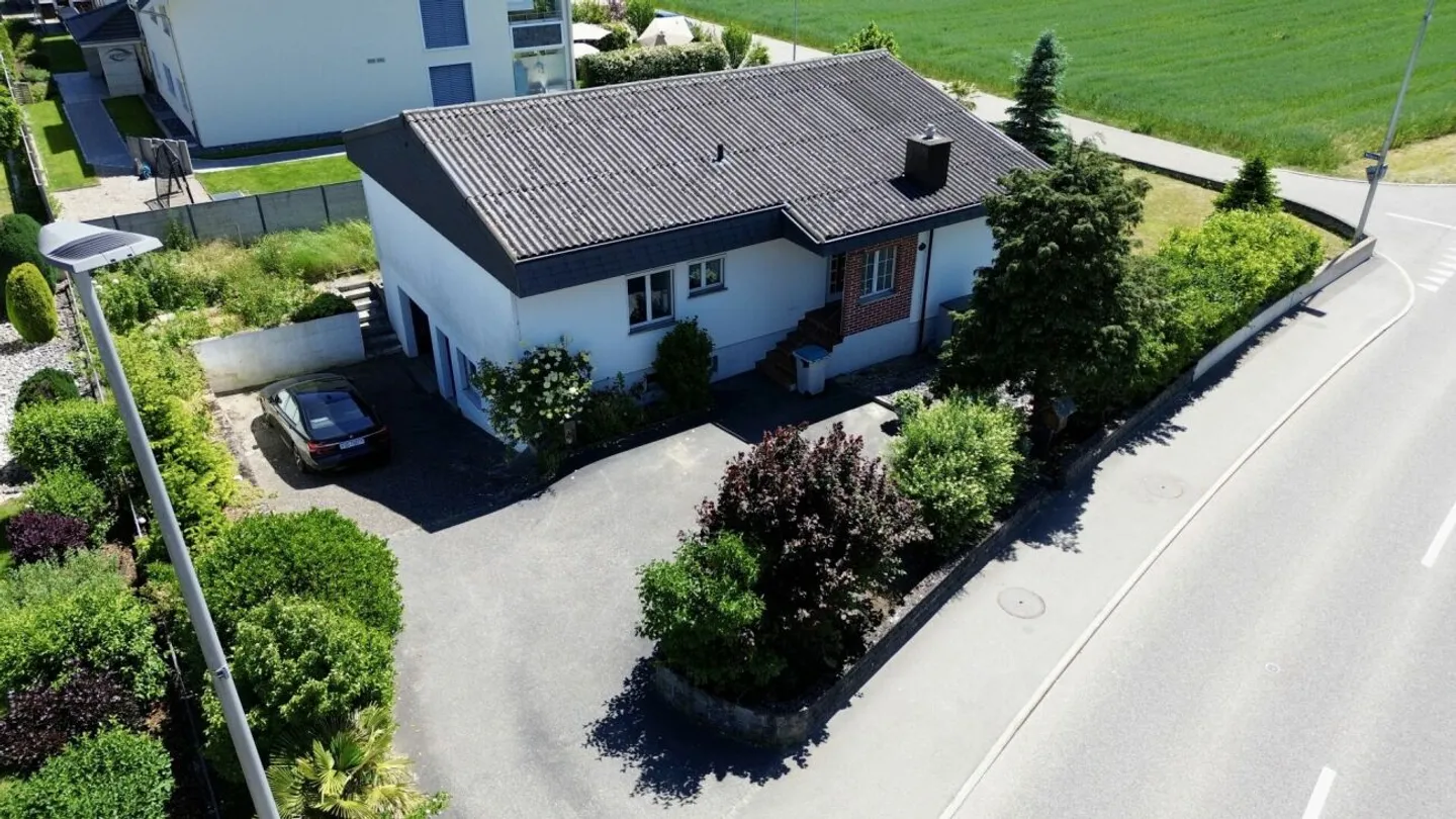 Dream Home with Potential: 5.5-Room Single-Family House in Niederbuchsiten - Photo 1 of 13