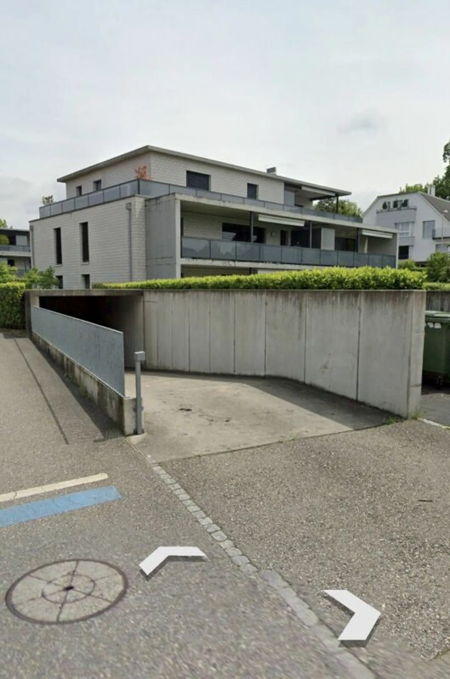 Geräumiger Parkplatz - Foto 1 von 5