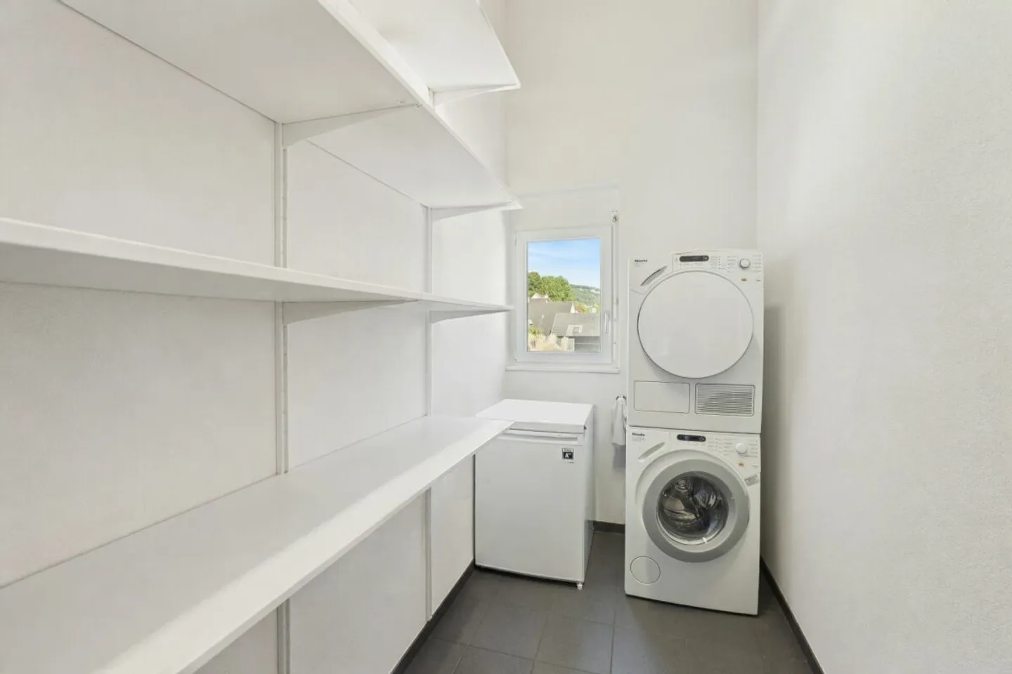 Geräumige Dachwohnung mit Ausblick - Foto 10 von 11