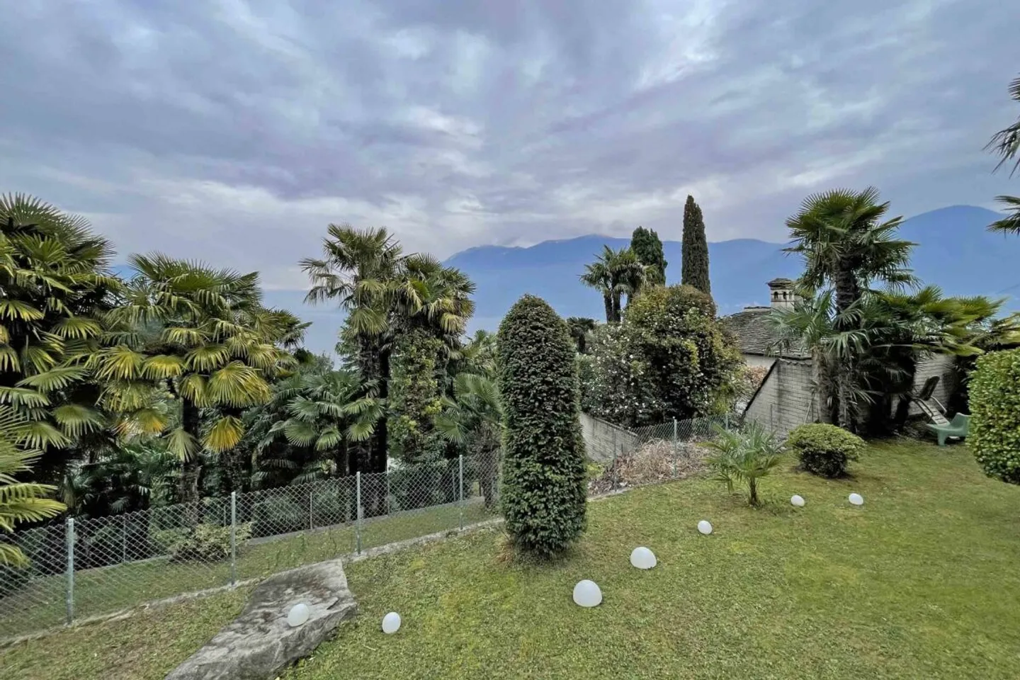 Mehrfamilienhaus (8 Wohneinheiten) mit Panoramablick in Brissago - Photo 1 of 12