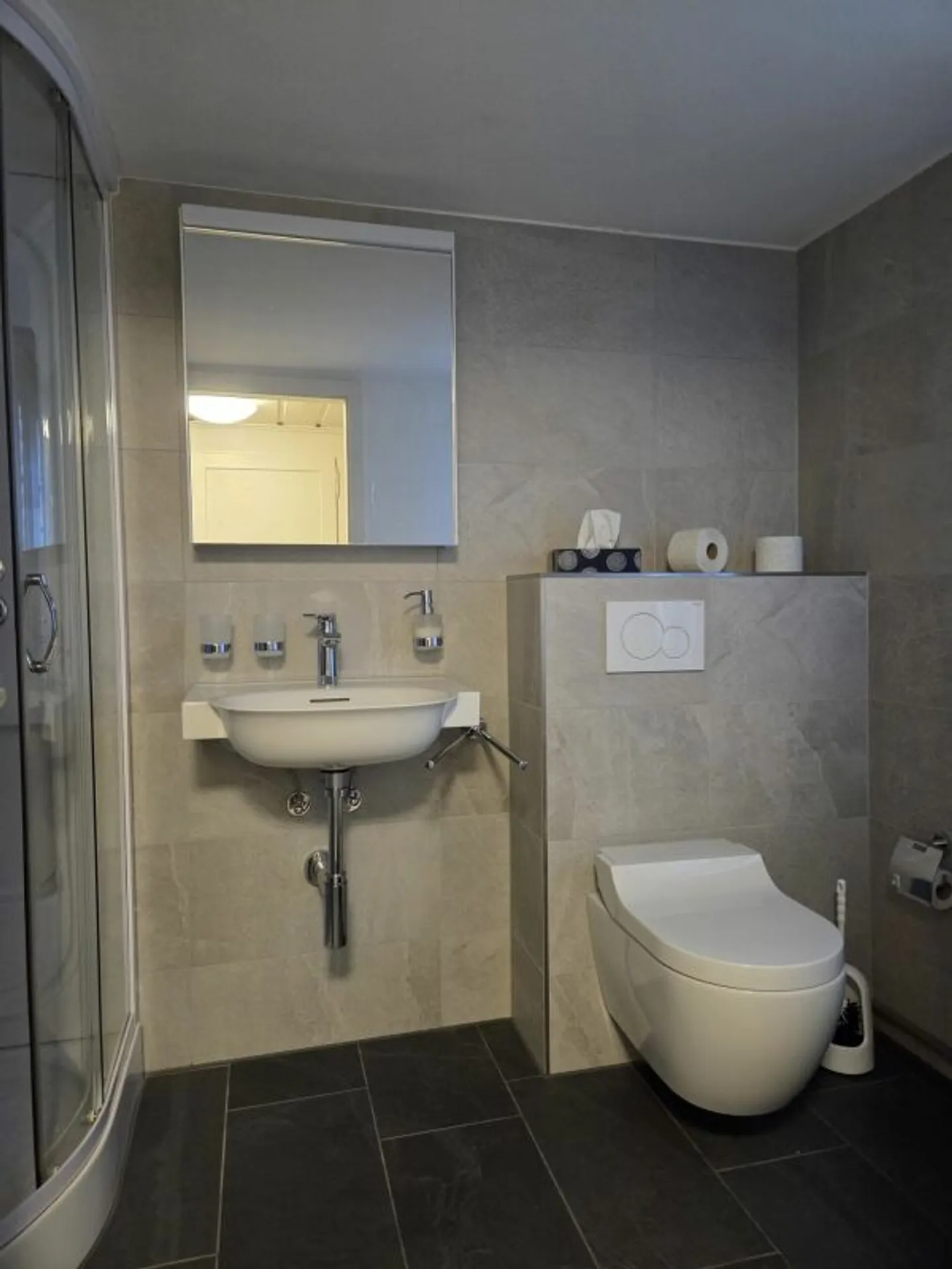 Appartement spacieux de 5,5 pièces dans un ancien bâtiment à louer - Photo 11 sur 13