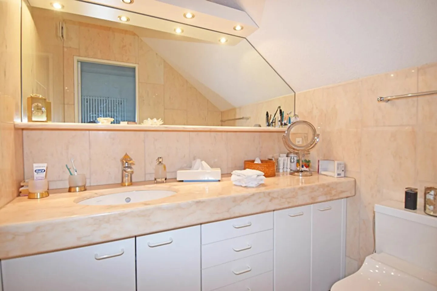 Cozy Home with Panoramic View - Photo 5 of 13