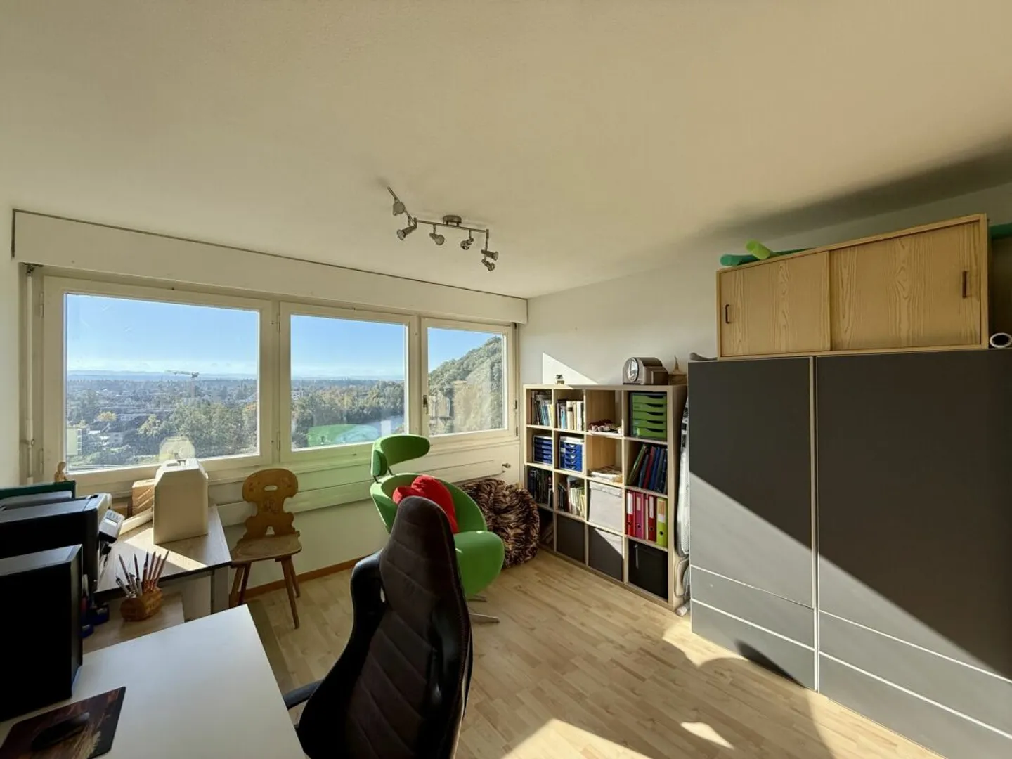 Ampio appartamento di 5,5 stanze con bella vista in una posizione centrale a Derendingen - Foto 9 di 13