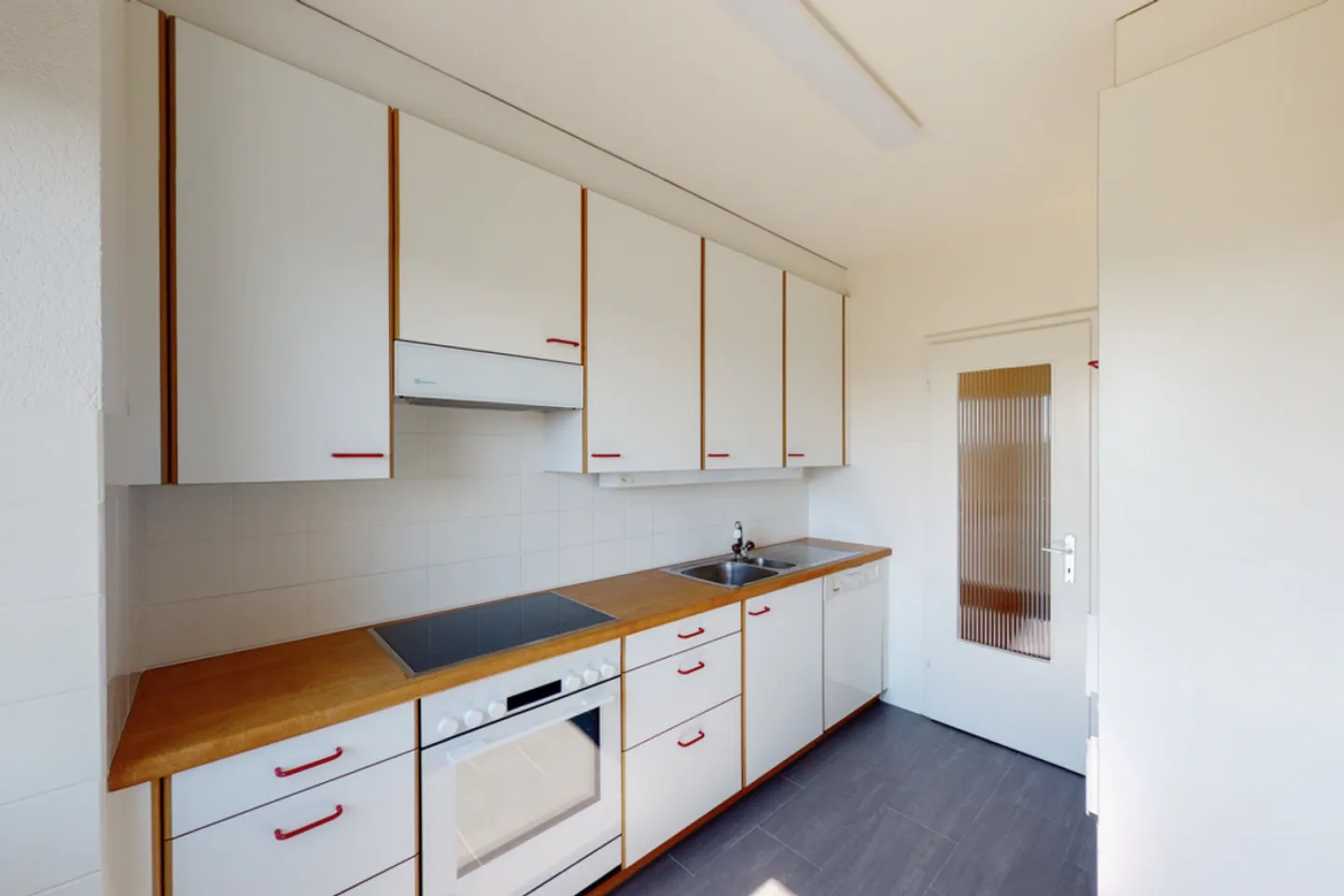 Beautiful view and private washer-dryer - Your new home? - Photo 4 of 10