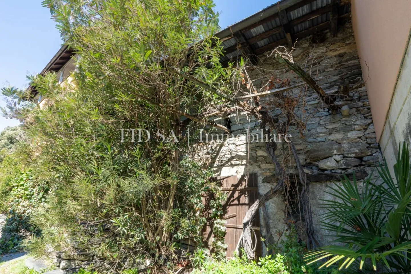 GUDO - Rustico con licenza edilizia approvata in posizione soleggiata - Photo 5 of 6