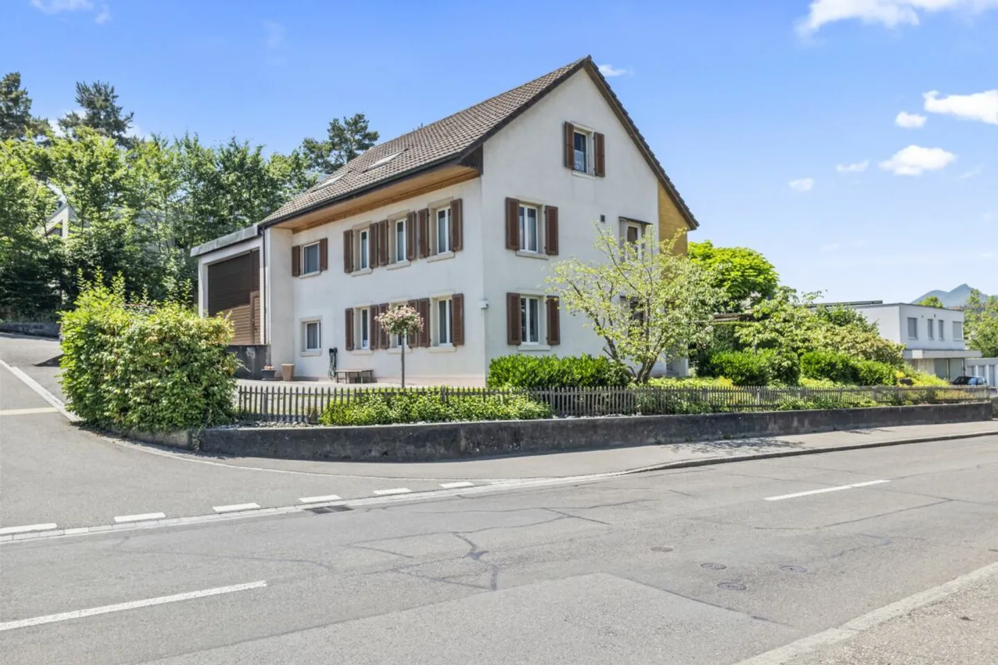 8.5-room detached house with 2.5-room granny flat, large garage and storage areas - Photo 1 of 13