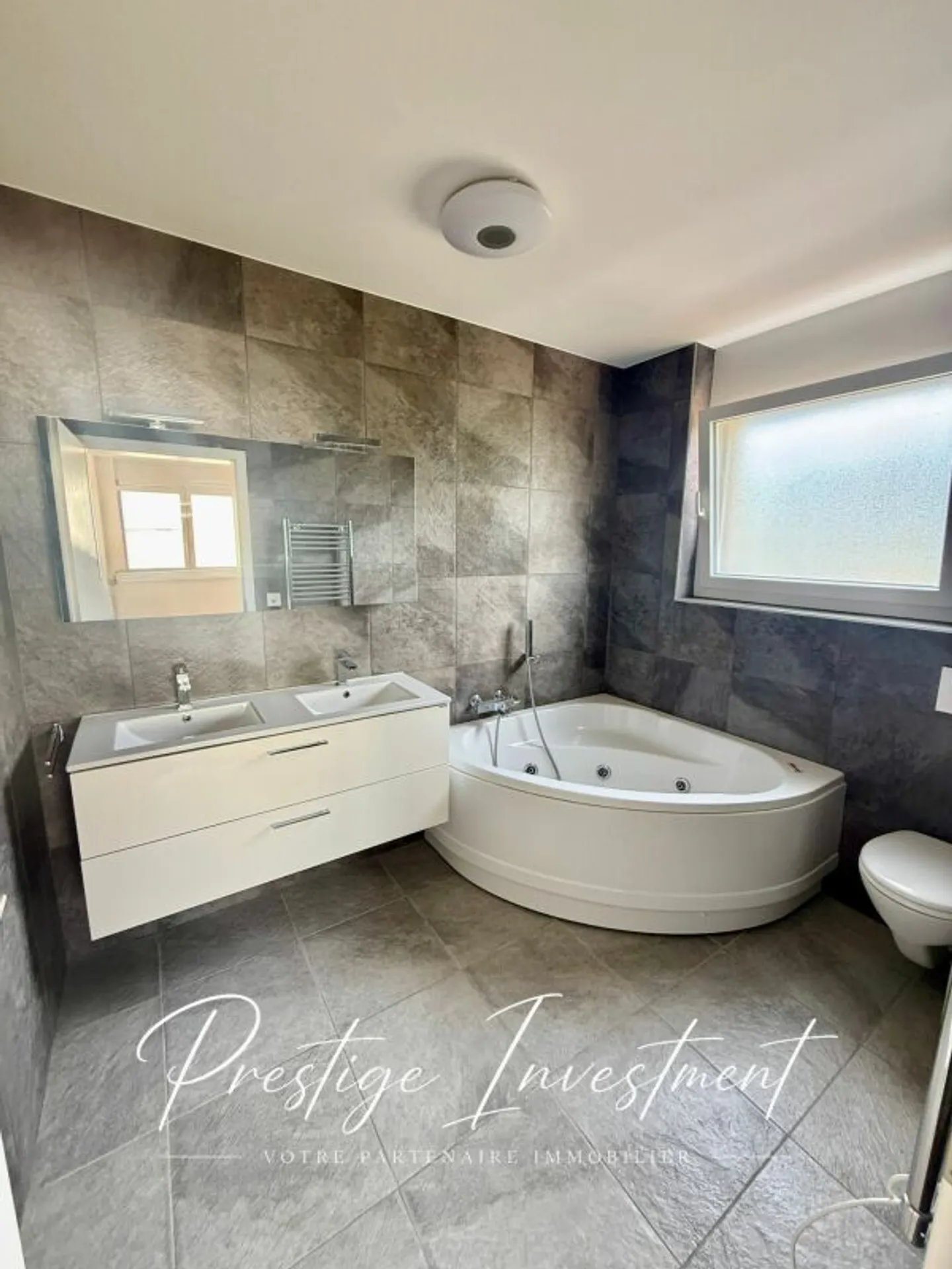 BRIGHT APARTMENT WITH TERRACE OF 5.5 ROOMS & 148 M2 APROZ - Photo 10 of 13