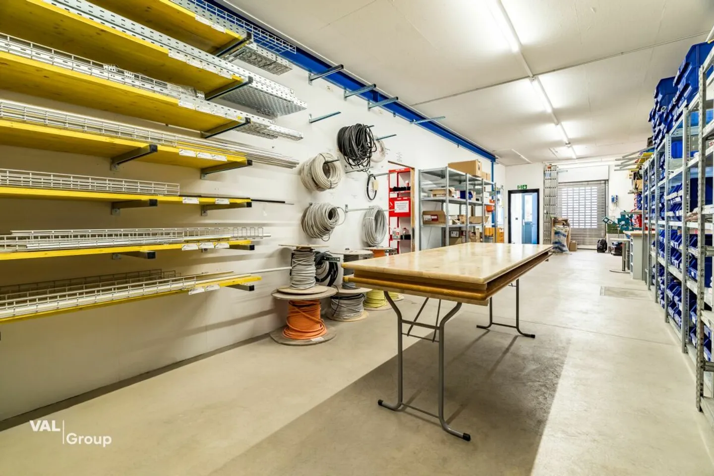 Versatile commercial premises with storage and office - ideal for SMEs or service providers - Photo 11 of 13