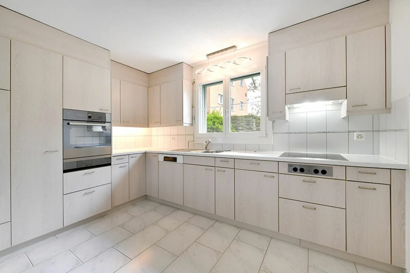 Attractive 3.5-room garden apartment with spacious outdoor seating area - Photo 4 of 11