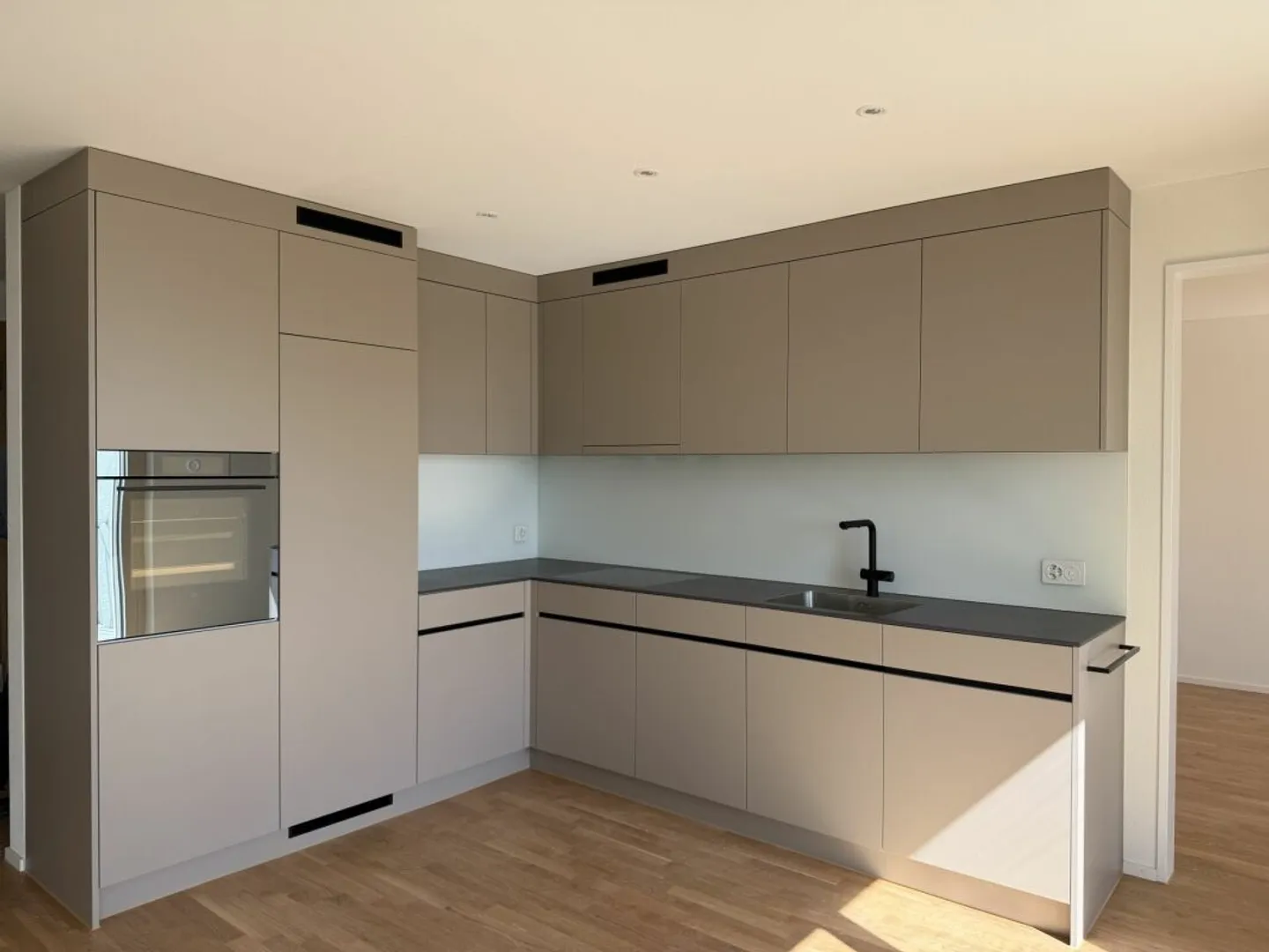 High-quality 2.5 room apartment with a magnificent view over Lake Zurich - Photo 2 of 11