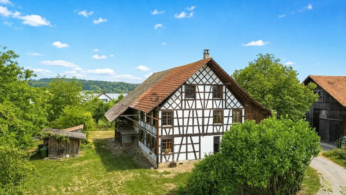 Historic half-timbered house on 1,706 m² plot with development potential - Photo 3 of 9