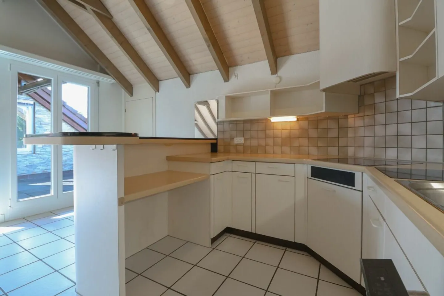 Vivre sur deux niveaux - Maisonette de 4½ pièces avec cheminée, sauna et balcon ensoleillé - Photo 4 sur 12