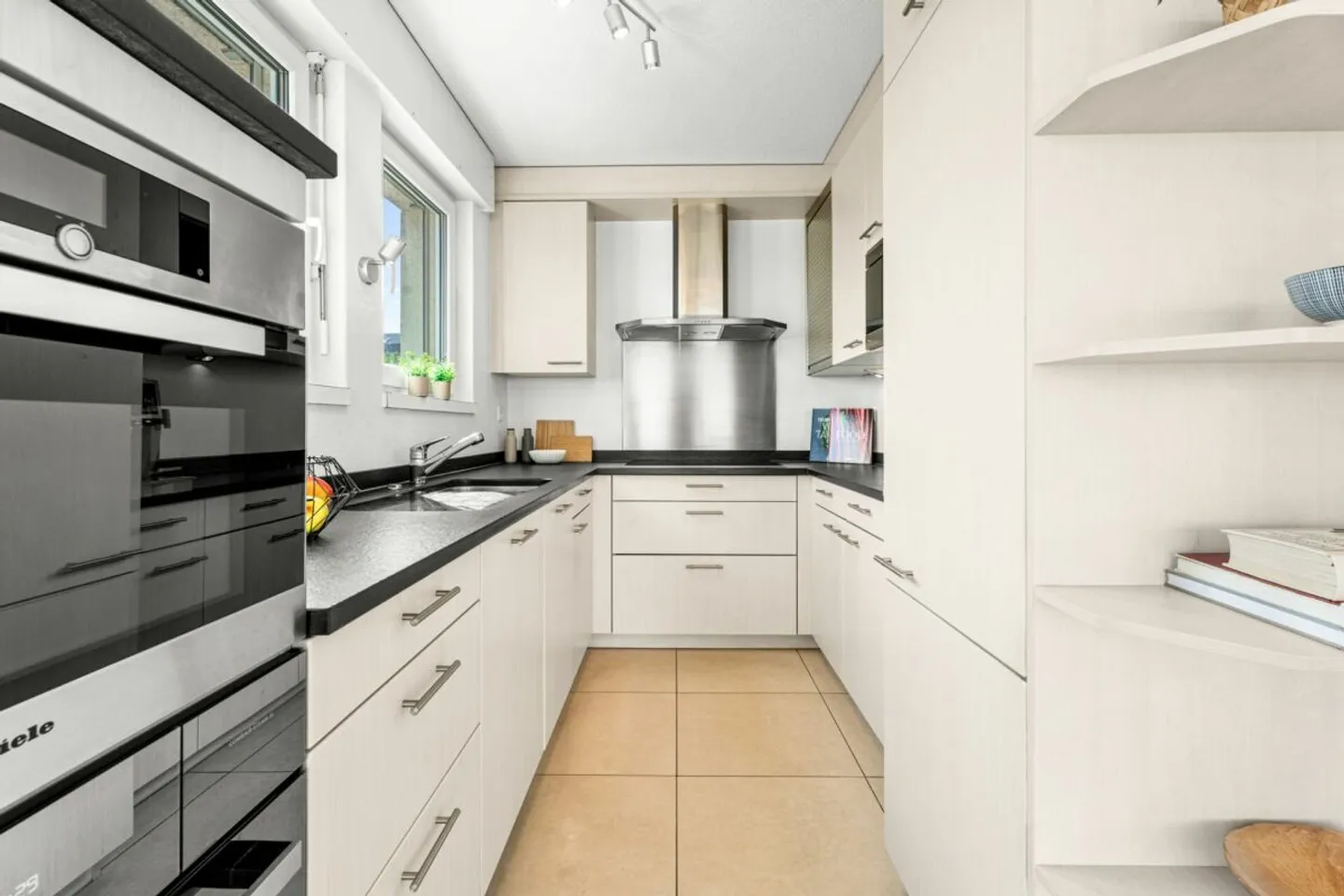 Maison individuelle jumelée de 5,5 pièces presque neuve dans un emplacement de choix - Photo 5 sur 13