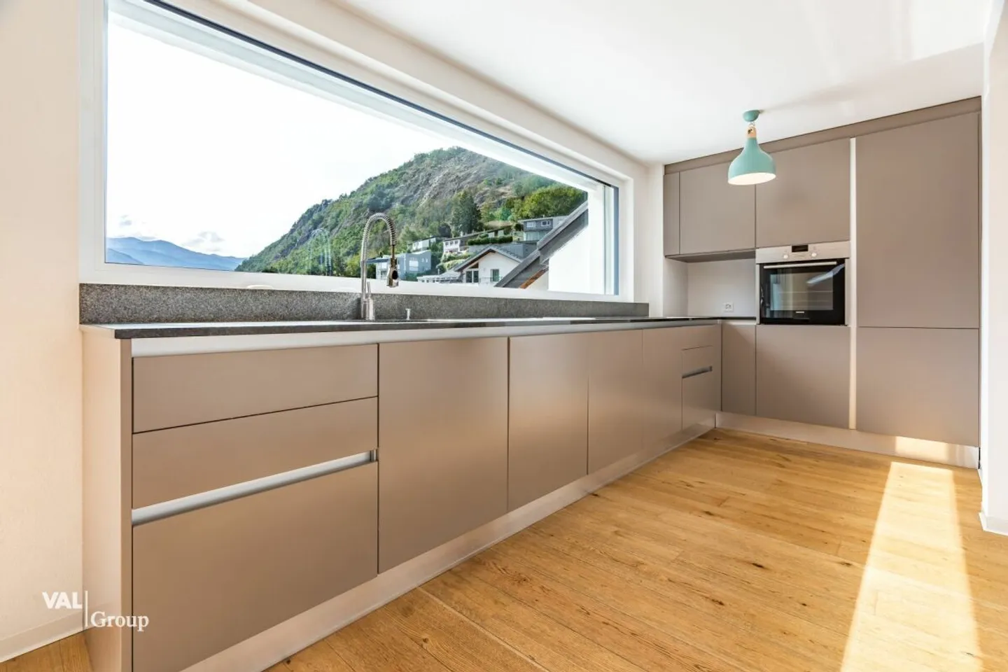 Exklusive 5.5-Zimmer-Attikawohnung mit grossem Balkon an bester Lage in Naters - Photo 3 of 13