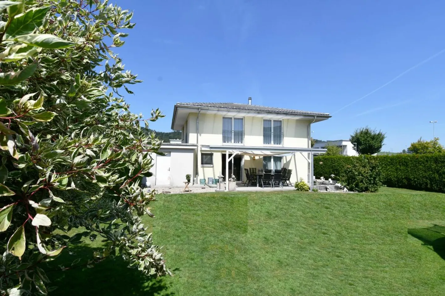 Maison individuelle de 6,5 pièces bien entretenue avec magnifique jardin - Photo 1 sur 13