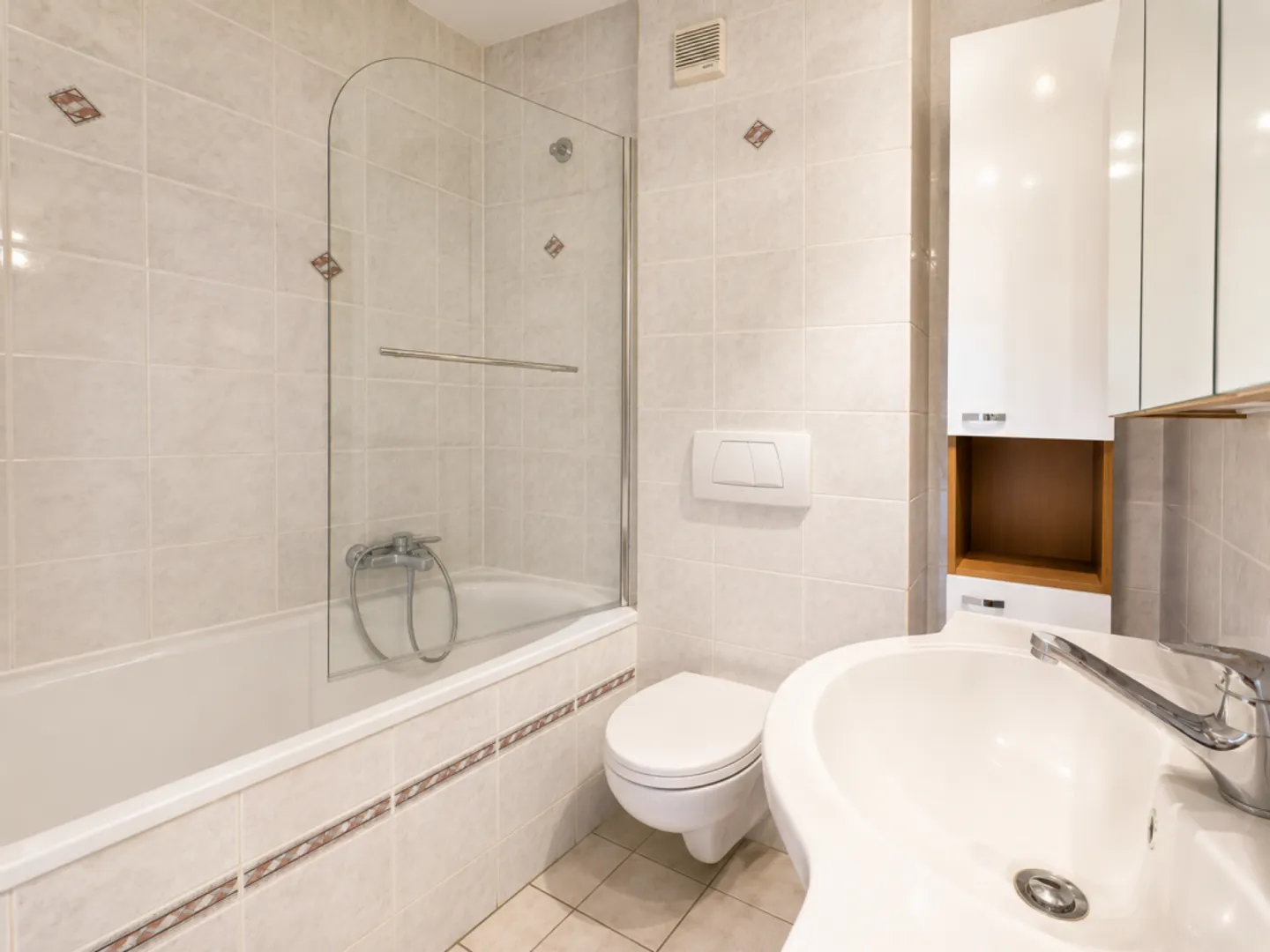 En Exclusivité - Villa familiale de 8 pièces dans un cadre résidentiel privilégié - Photo 9 of 12