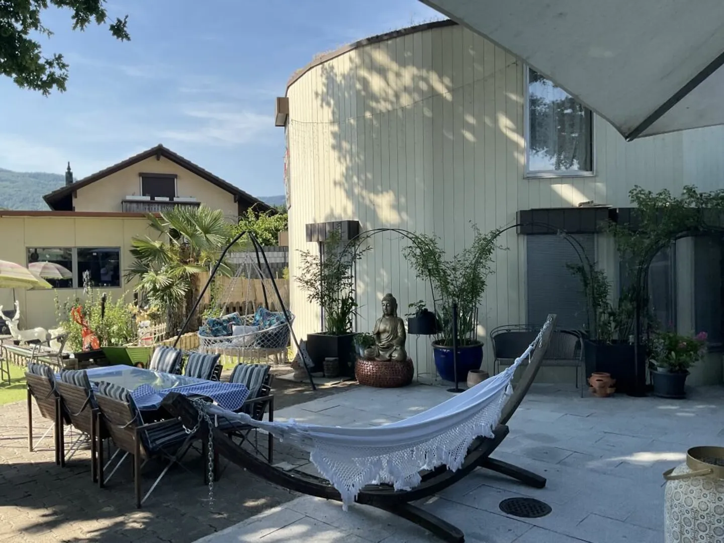 Architectural Masterpieces: Two Exclusive Round Houses in Prime Location with 150m2 Each on a 902m2 Plot, Ideal for a Large Family or Investors. - Photo 4 of 13
