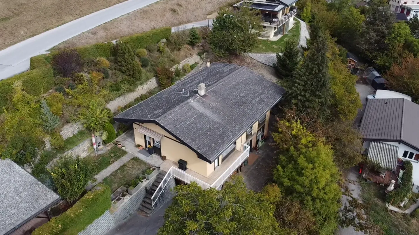 Charmante 3,5-Zimmer-Wohnung in einer Villa mit ausgebautem Dachboden und Außenbereich - Foto 10 von 10