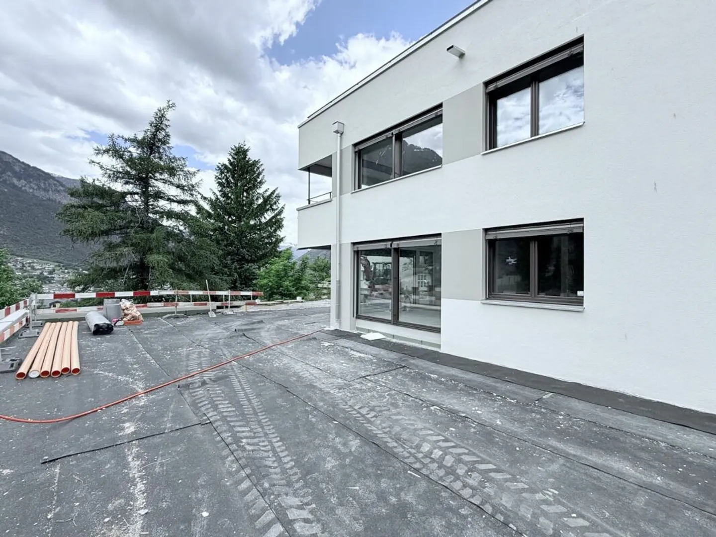 Appartement au rez-de-chaussée unique avec vue alpine à Brig et grande terrasse ensoleillée - Photo 2 sur 13