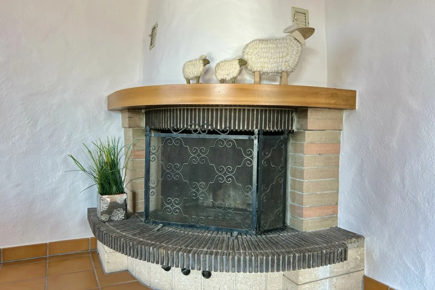 SOLD!!! Charming single-family house with pool and separate guest studio - Photo 8 of 13