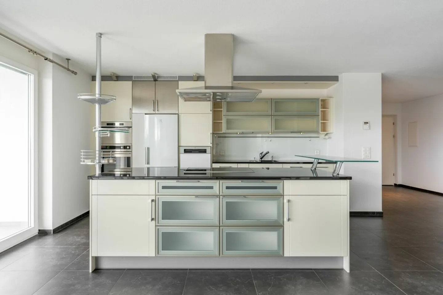 Appartement exclusif de 4.5 pièces avec cheminée, balcon de 37 m² et vue dégagée - Photo 3 sur 13