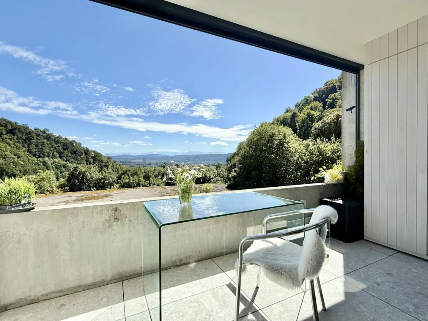 Completely renovated and high-quality modernized 1.5-room apartment with a magnificent view - Photo 11 of 13