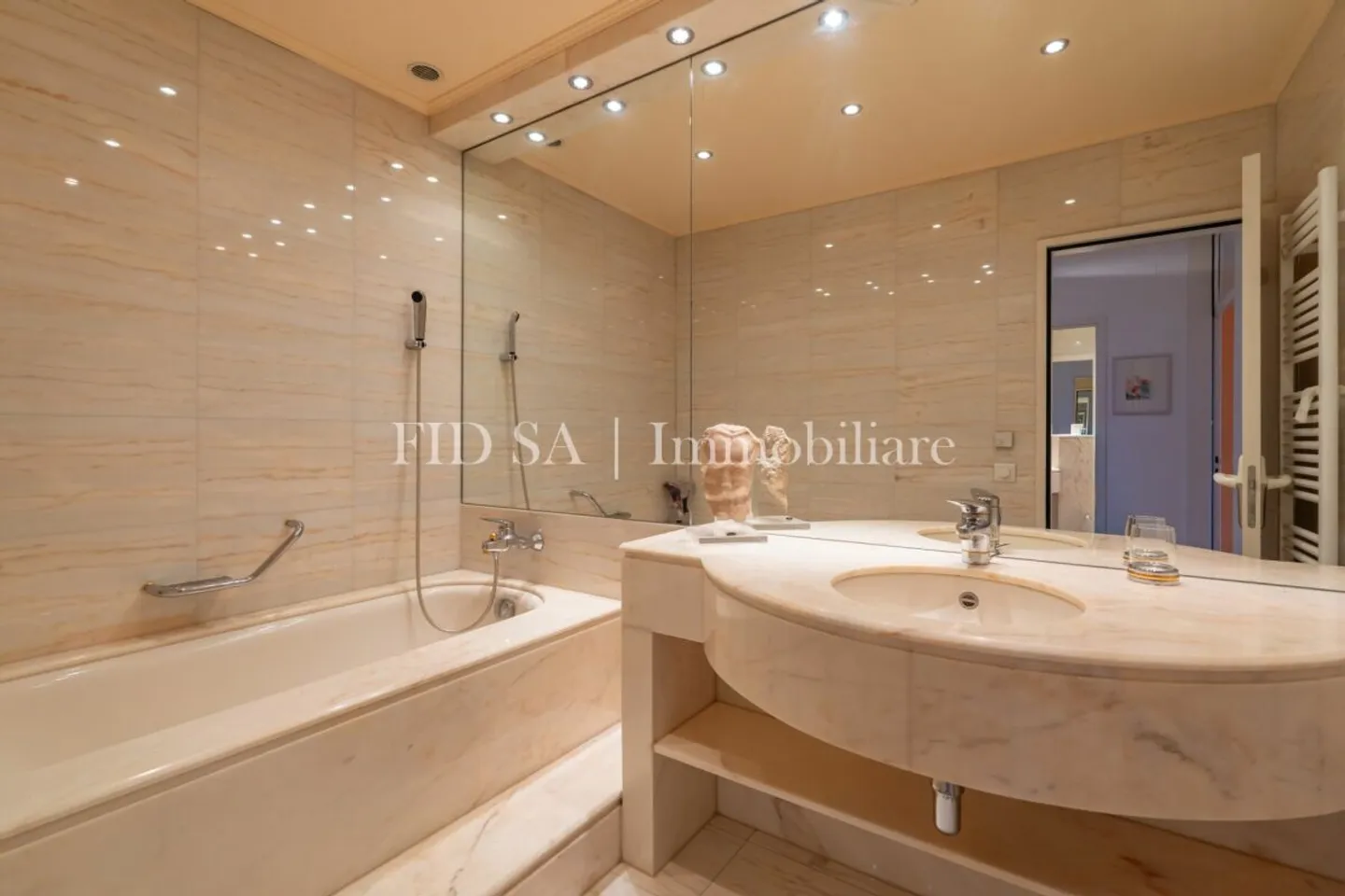 MINUSIO - Exclusive apartment with terrace immersed in greenery - Photo 11 of 12