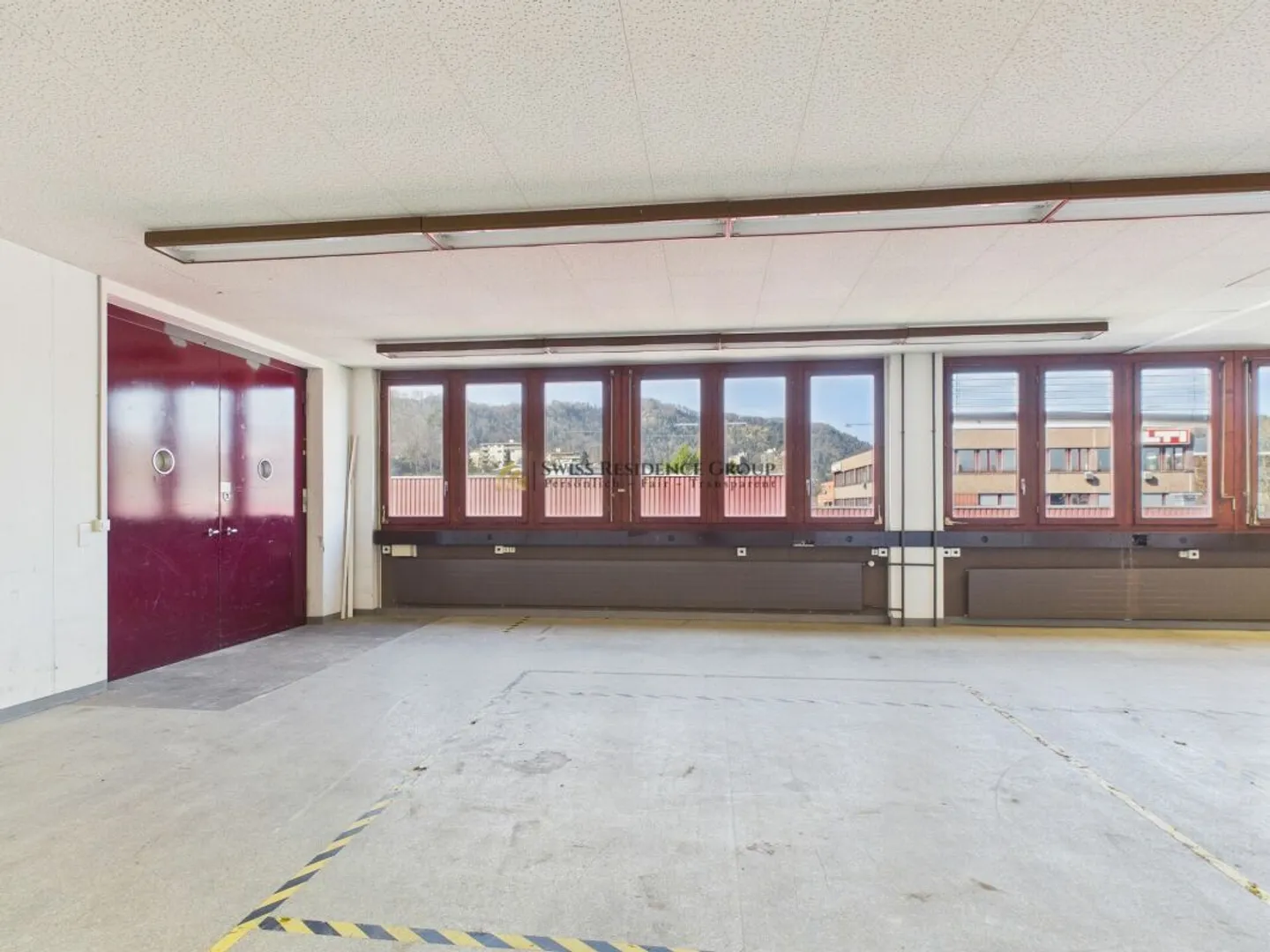 Espace commercial lumineux et polyvalent avec une sensation d'espace généreuse - 193 m² - Photo 2 sur 10