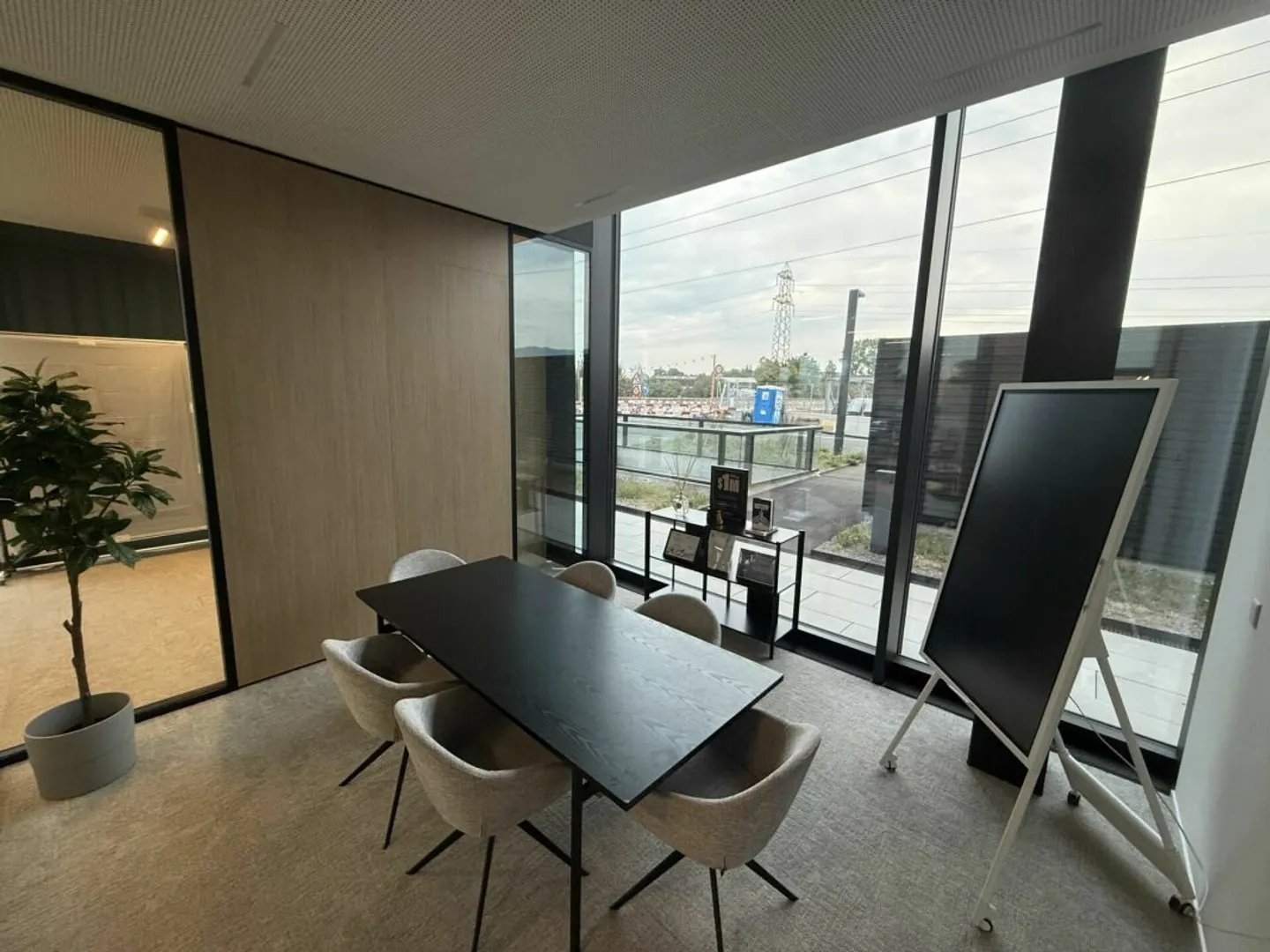 116 m² Büro mit eigener Teeküche und zwei Tiefgaragenplätzen in Rotkreuz - Foto 2 von 13