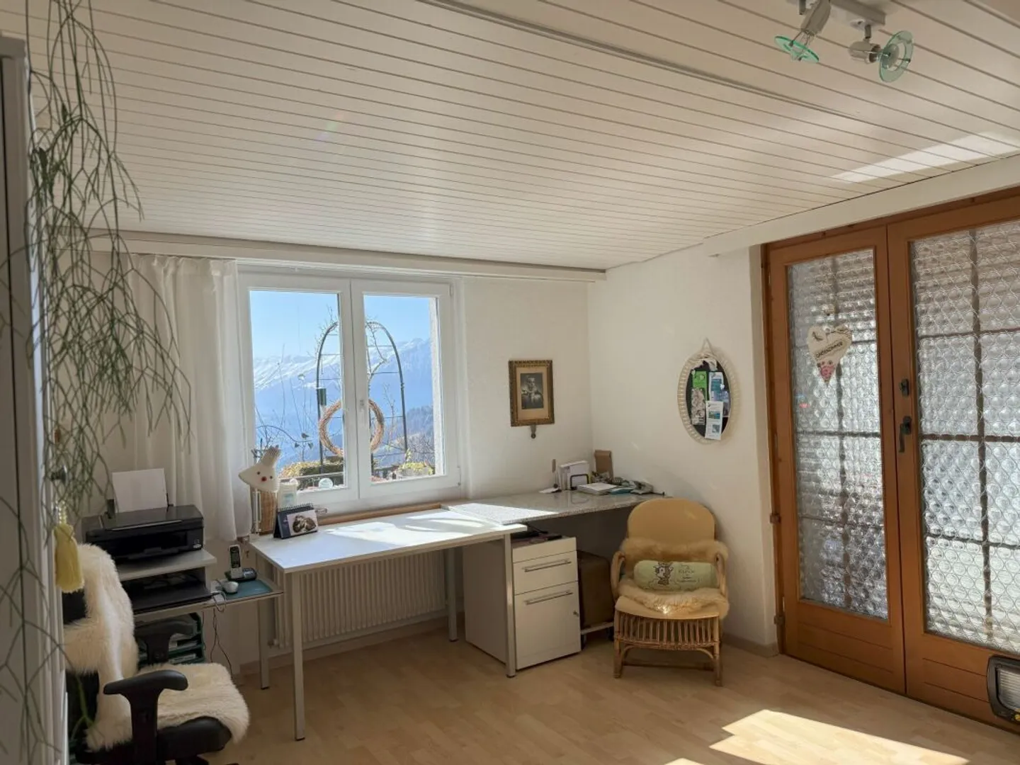 Vue panoramique dégagée sur le lac de Thoune et les chaînes de montagnes environnantes - Photo 13 sur 13