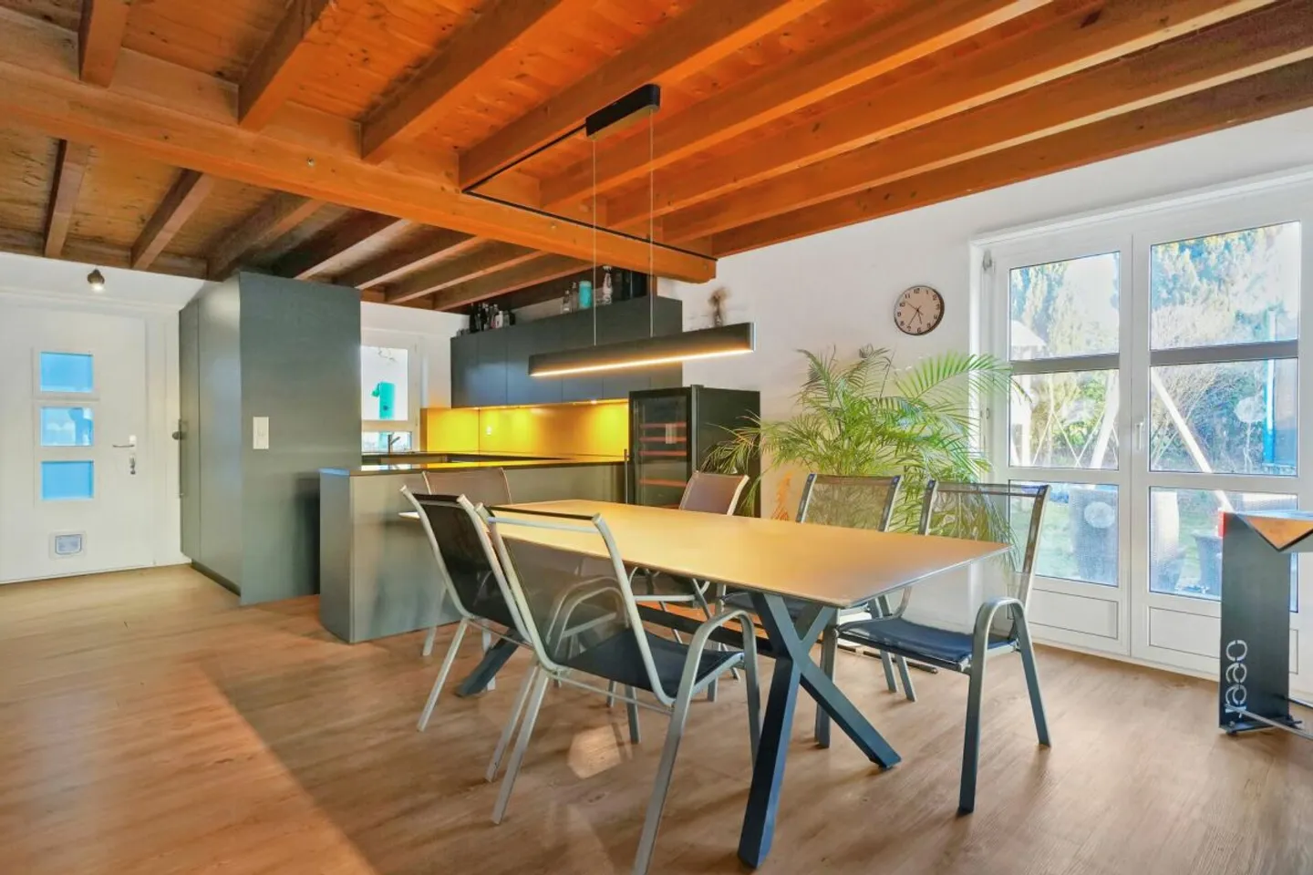 Maison jumelée ensoleillée avec jardin d'hiver à Buttenried, à 15 minutes de Berne - Photo 3 sur 13