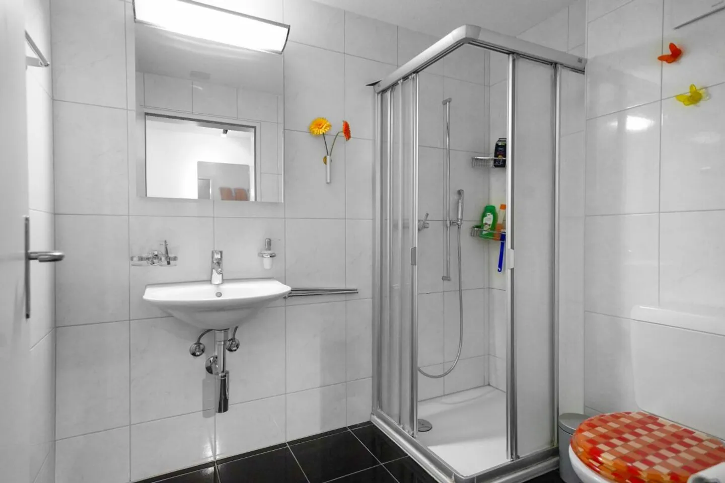 Appartement en duplex spacieux de 5,5 pièces au cœur de Studen - Photo 4 sur 13