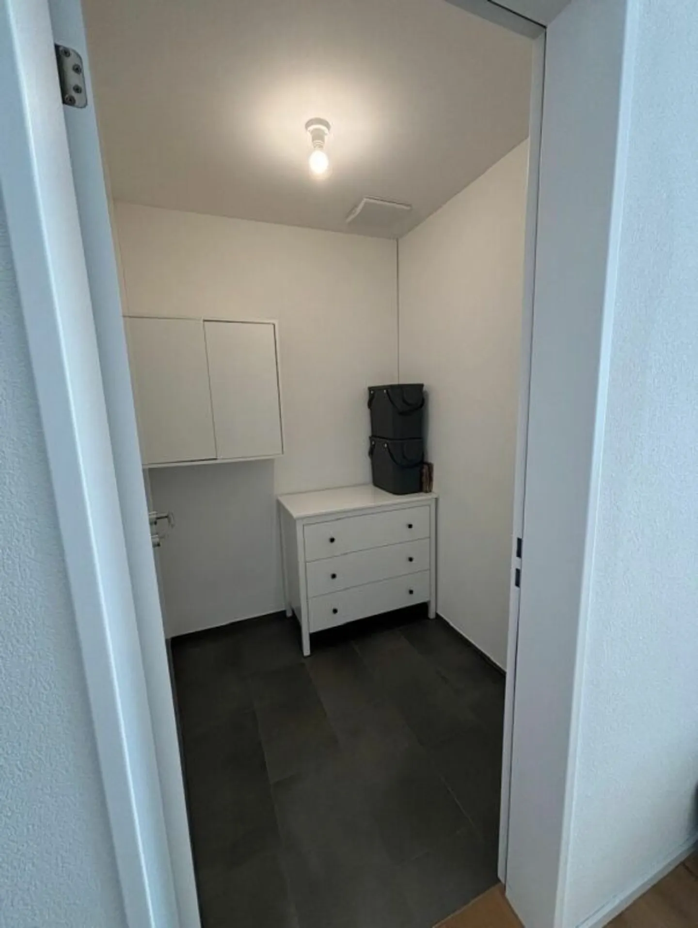 Modern 2.5-room apartment with spacious balcony and evening sun - Photo 4 of 9