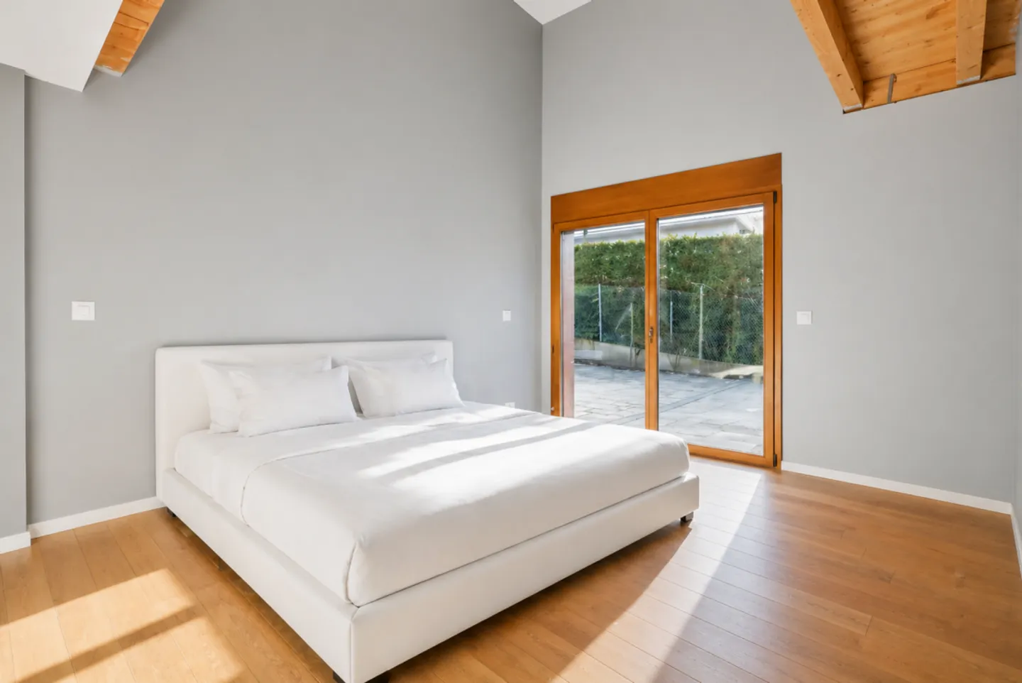 Villa with spectacular volumes, bathed in light and full of charm - Multiple spaces and great potential - Photo 4 of 10