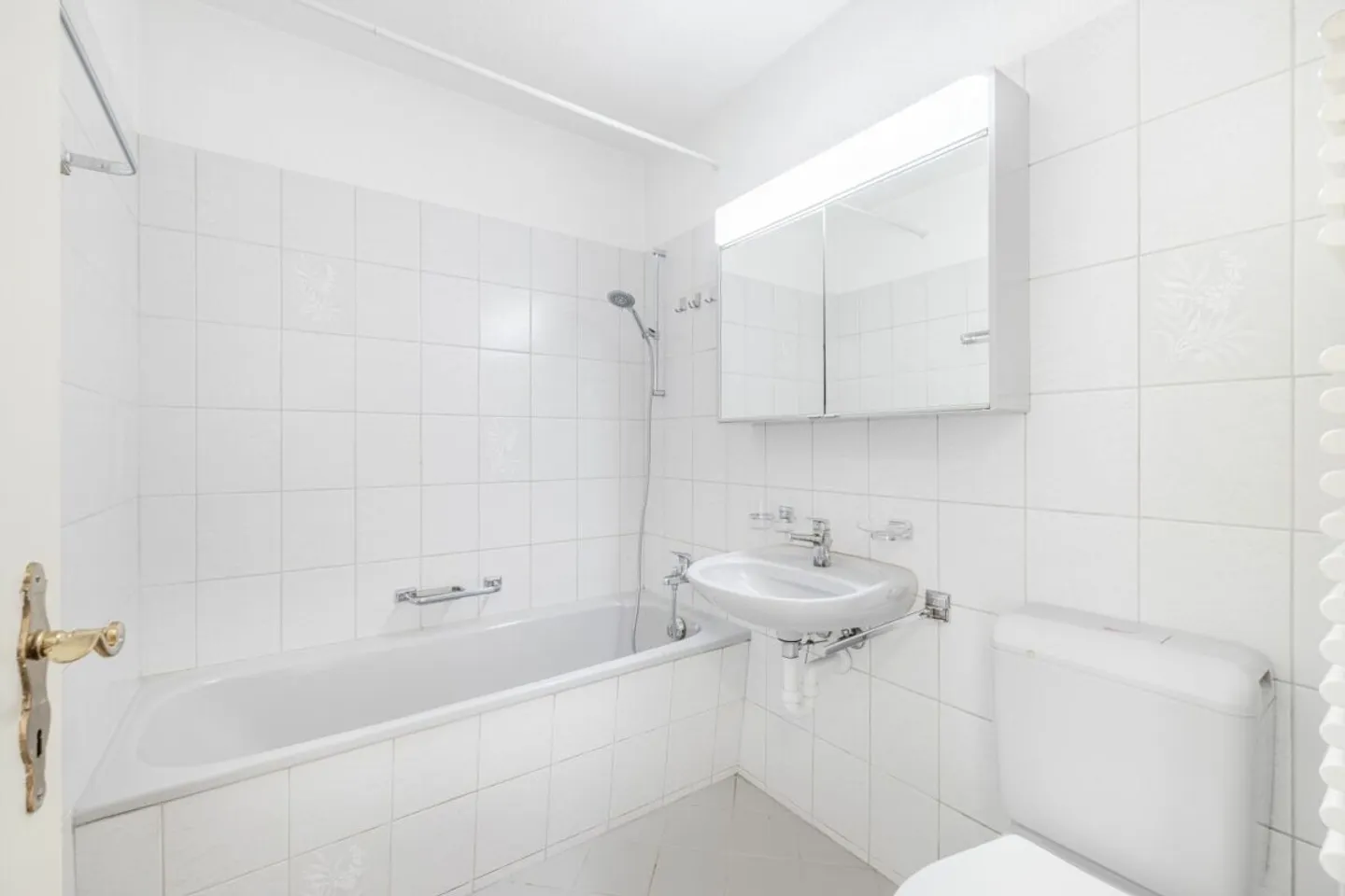 SPACIOUS 3.5-ROOM APARTMENT WITH SUNNY BALCONY AND INDIVIDUAL EXPANSION POTENTIAL - Photo 6 of 9