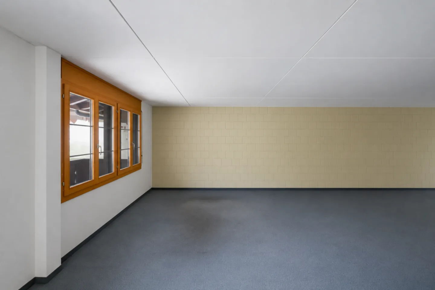 Espace spacieux avec potentiel pour un appartement de 3.5 - 4.5 pièces dans un emplacement central - Photo 3 sur 9