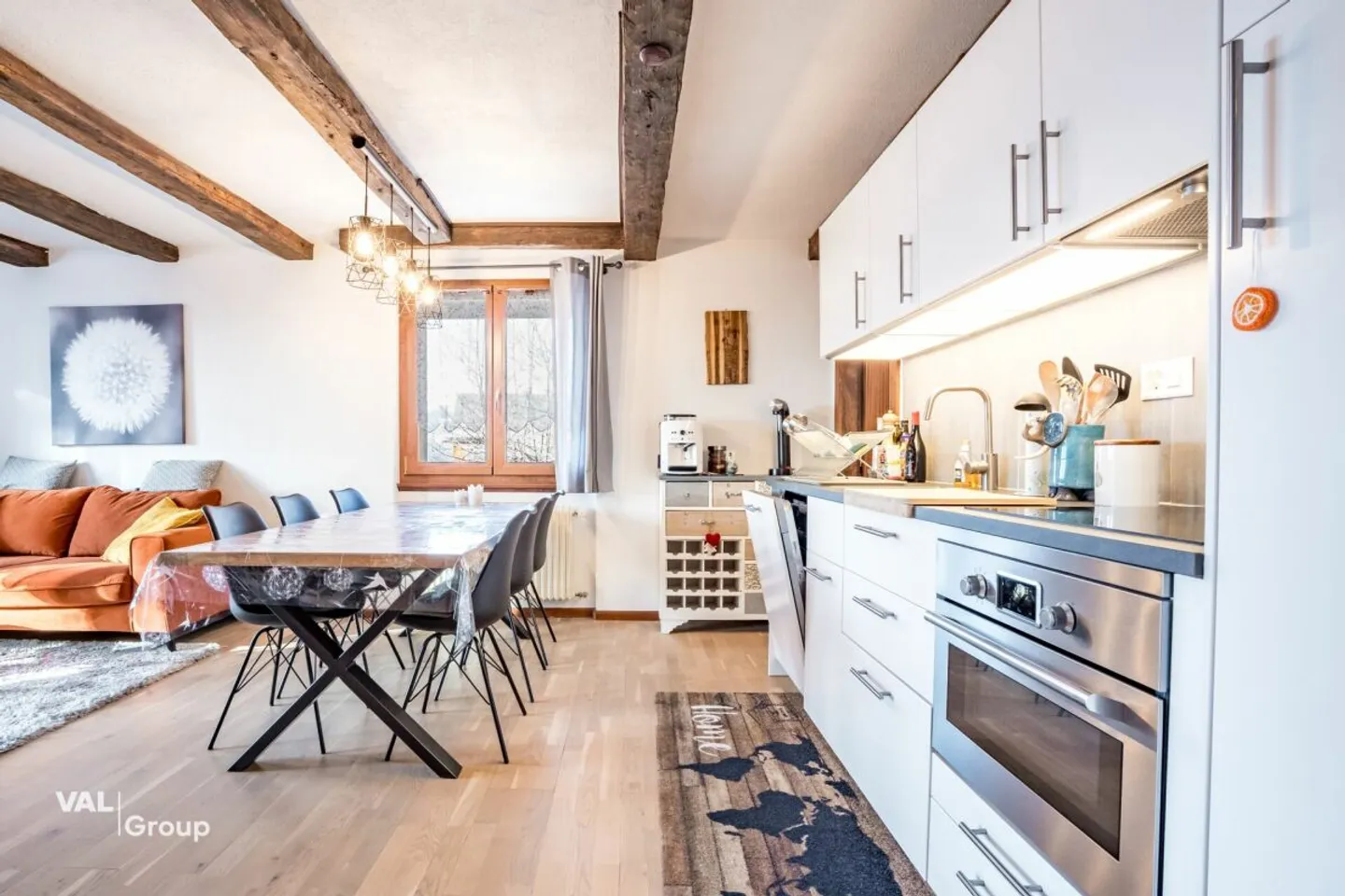 Un cocoon alpino luminoso con camino e vista libera - Foto 4 di 13