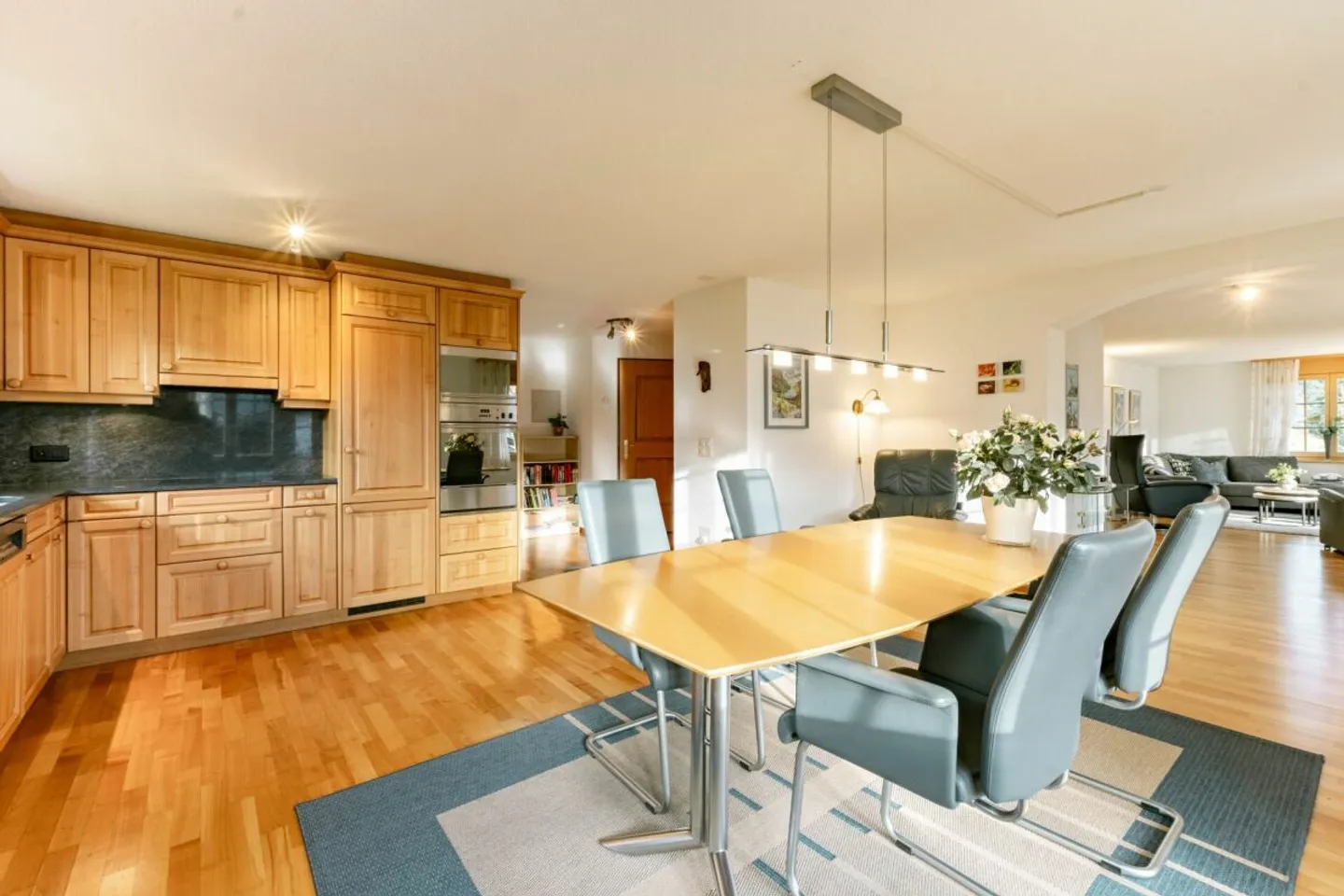 Spacious 4.5-room apartment in Chalet Gemel with mountain view - Photo 6 of 13