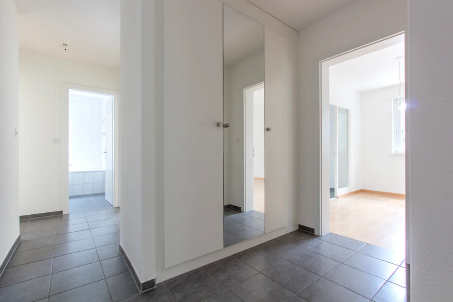 Appartement confortable avec balcon, ascenseur et emplacement central - Photo 7 sur 11