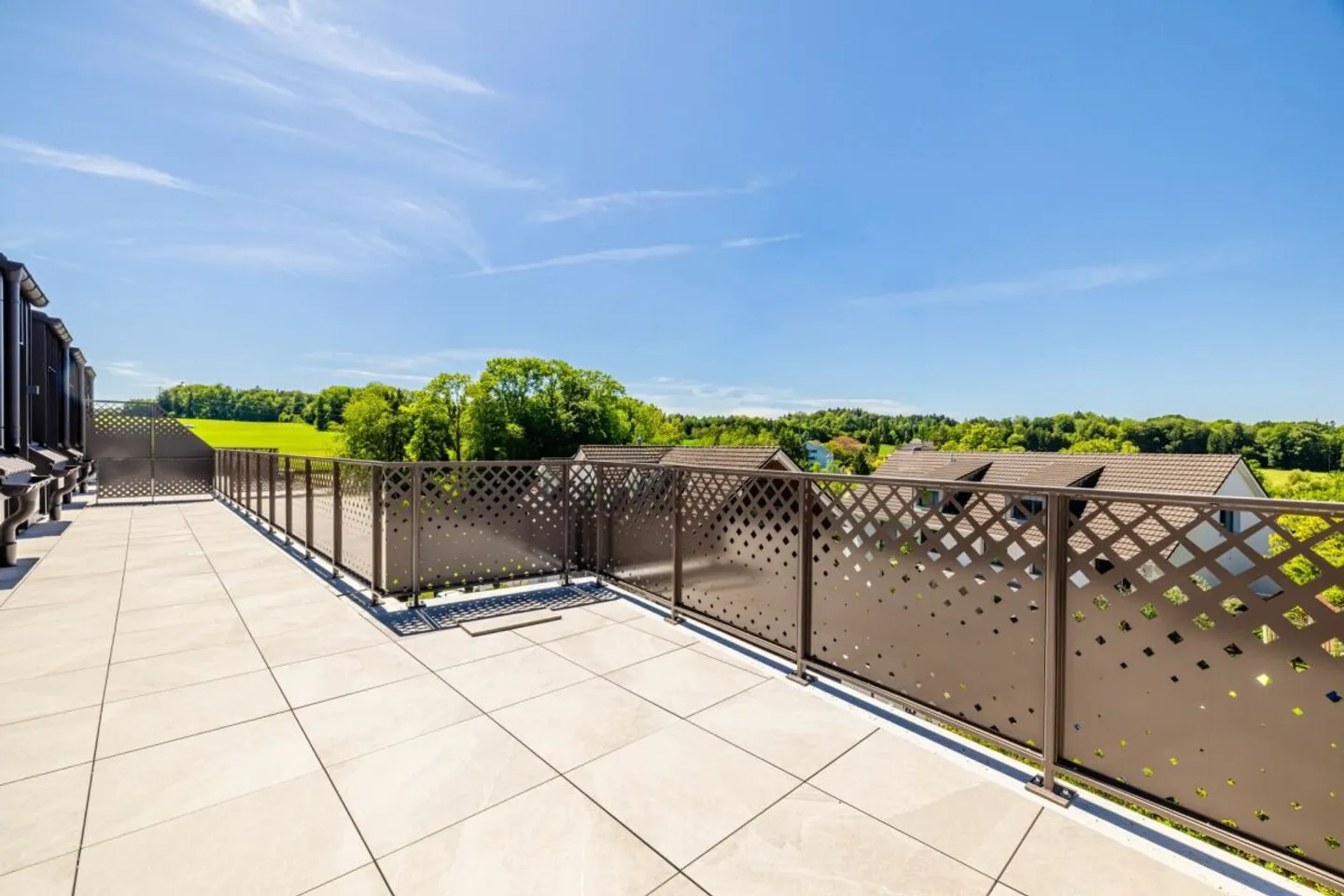 NEW BUILDING: 4.5-room attic apartment with green views - Photo 8 of 11