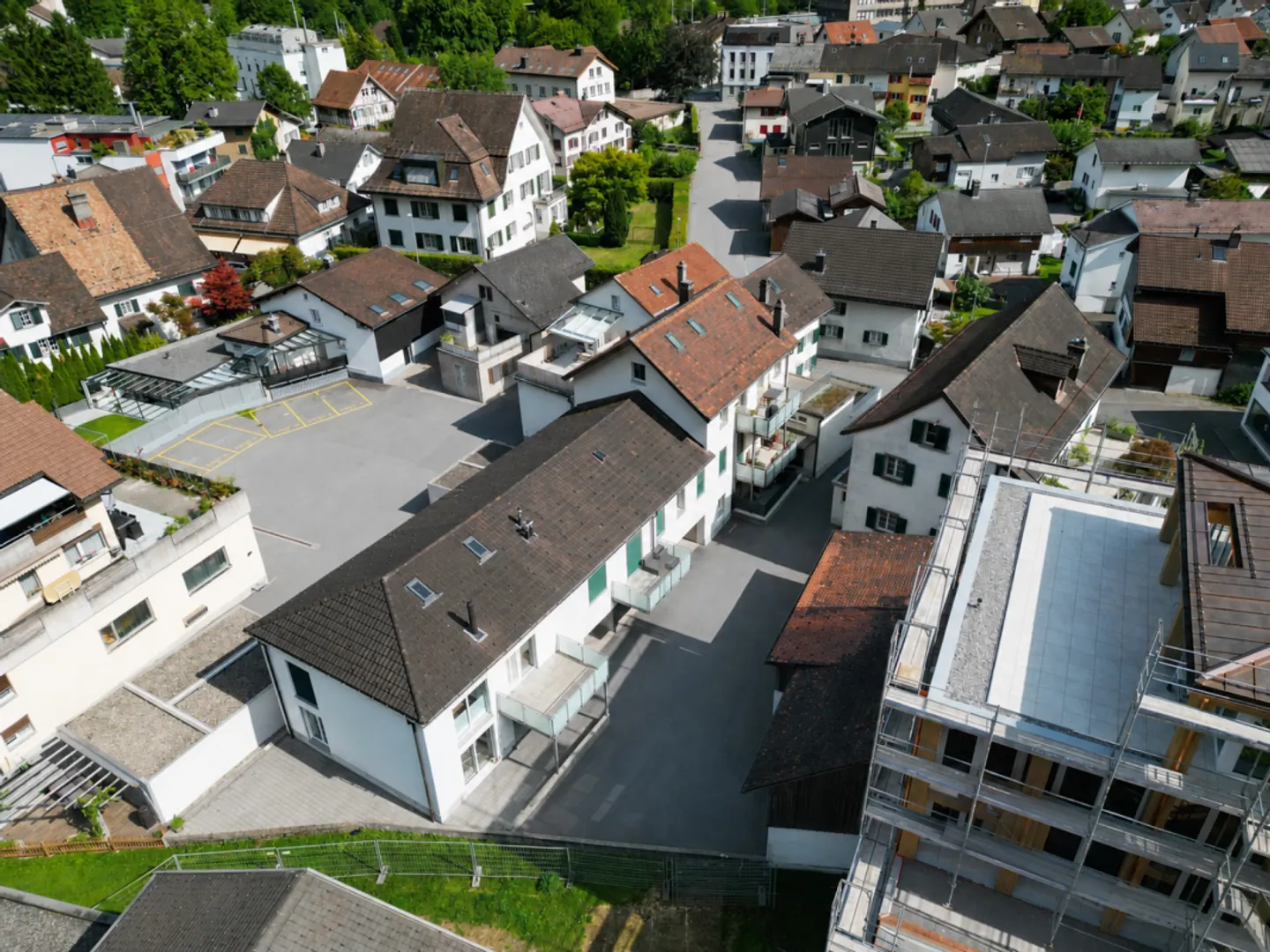 Mehrfamilienhaus mit 8 Wohneinheiten und mehreren Garagen in Netstal GL - Photo 4 of 13